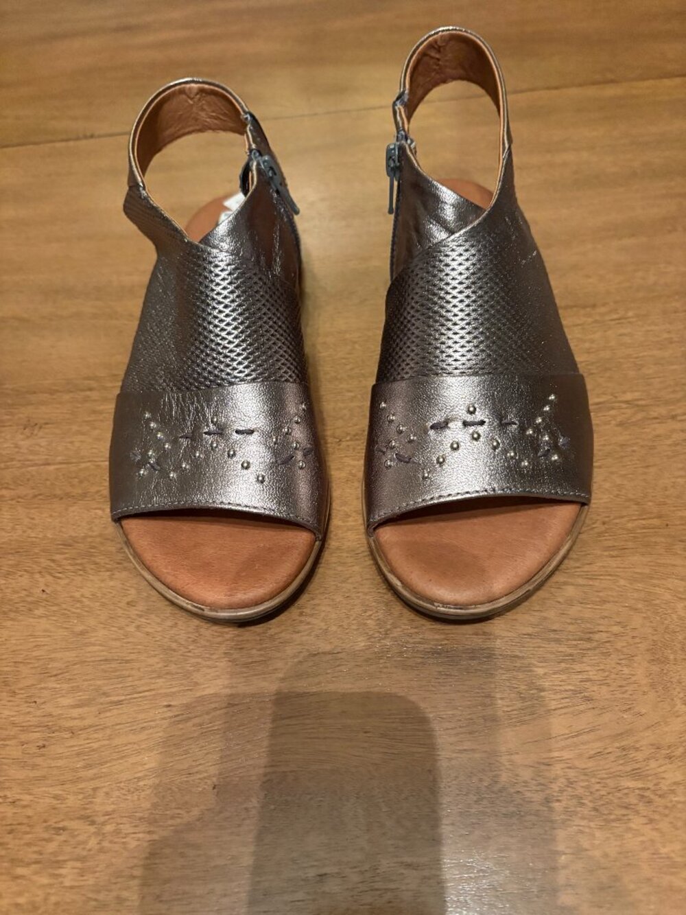 NWT Miz Mooz Darcie Silver Leather Side Zipper Sandals. Size 5.5/6